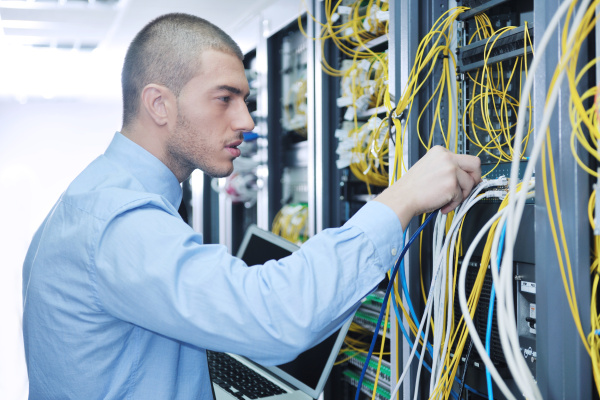 Gesch Ftsmann Mit Laptop Im Netzwerk Serverraum Stockfoto