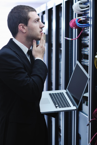 Gesch Ftsmann Mit Laptop Im Netzwerk Serverraum Stockfoto