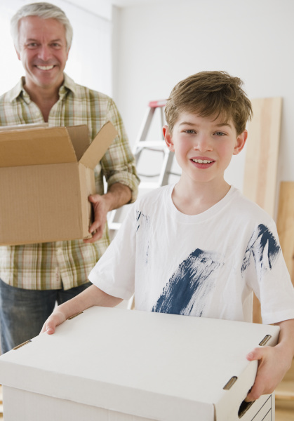 Vater Und Sohn Tragen Umzugskartons Stockfoto Bildagentur