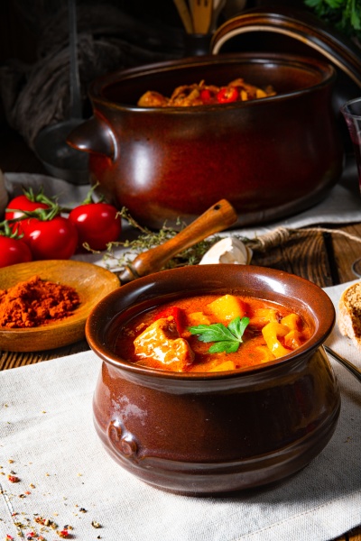 Ungarische Gulaschsuppe Im Kessel Oder Topf Stock Photo