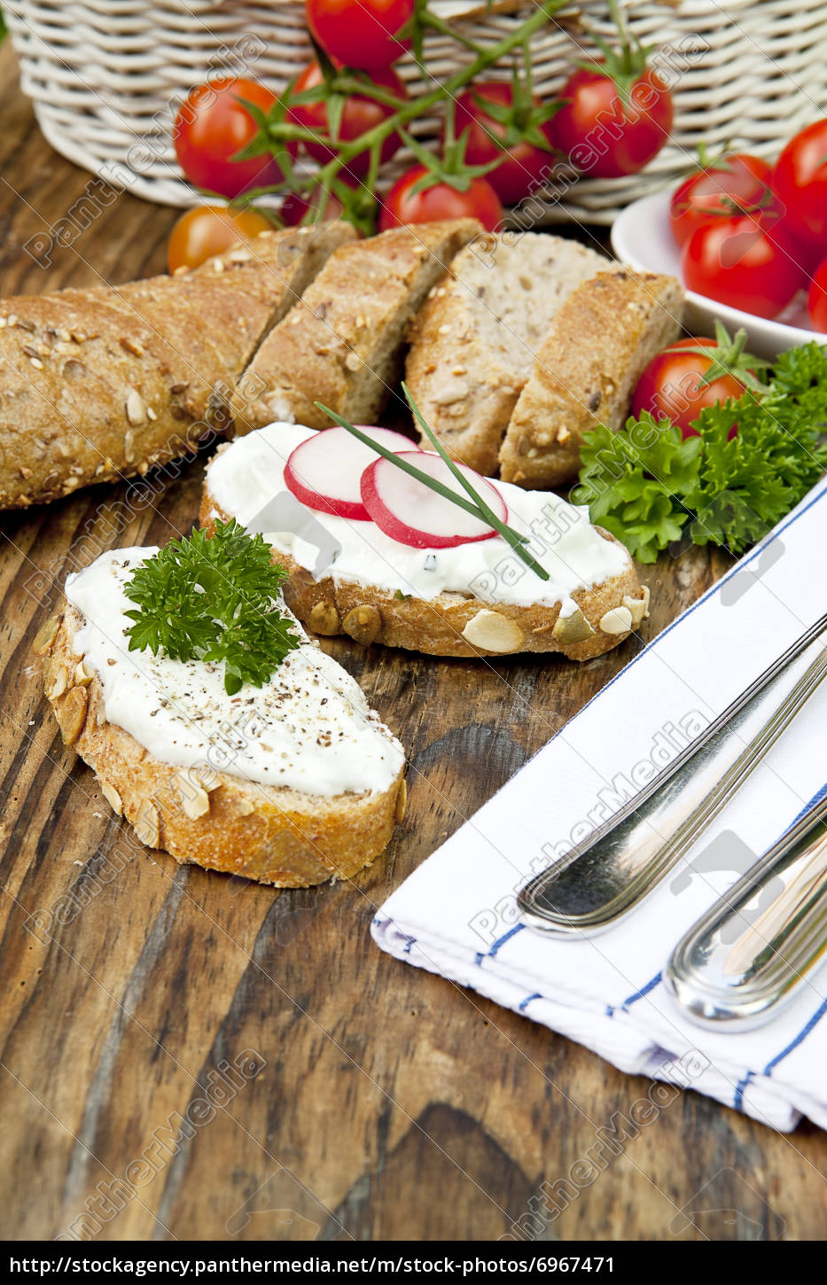 Frisches Brot Mit Kr Uter Quark Und Tomaten Zur Lizenzfreies Bild