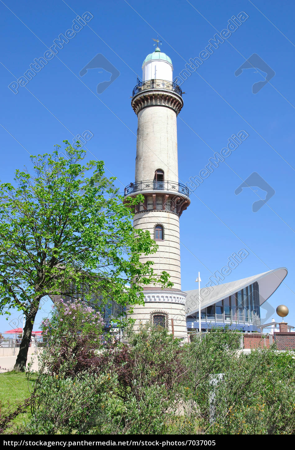 Leuchtturm Und Teepott Wahrzeichen Von Warnem Nde An Lizenzfreies