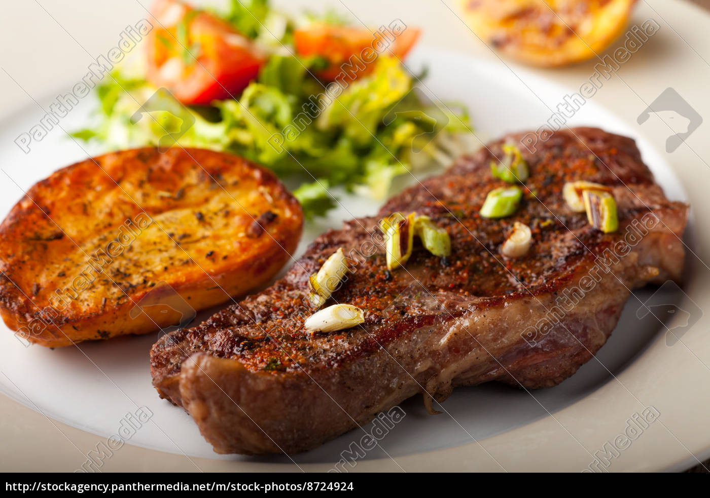 Steak vom Grill mit gerösteten Kartoffeln Lizenzfreies Foto