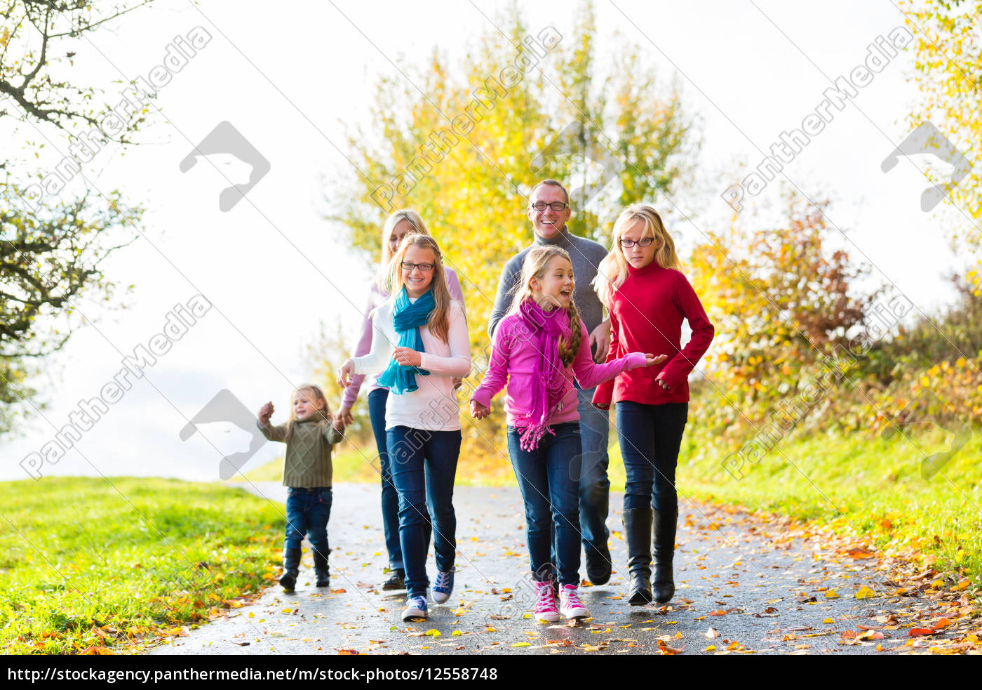 Familie Bei Herbst Spaziergang Im Wald Lizenzfreies Foto