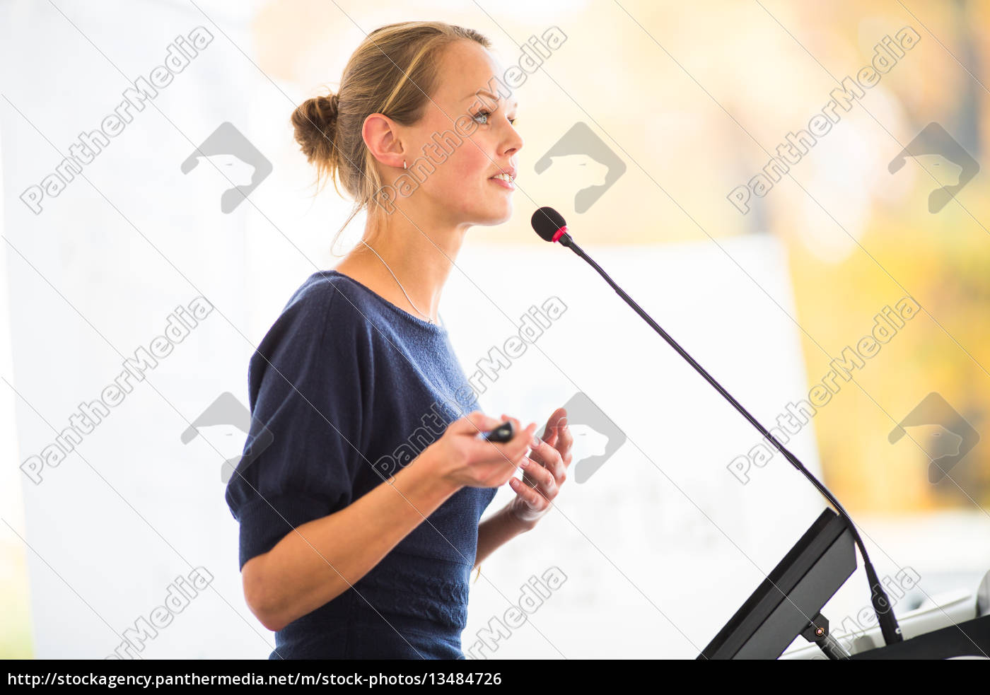 H Bsche Junge Gesch Ftsfrau Eine Pr Sentation In Stock Photo