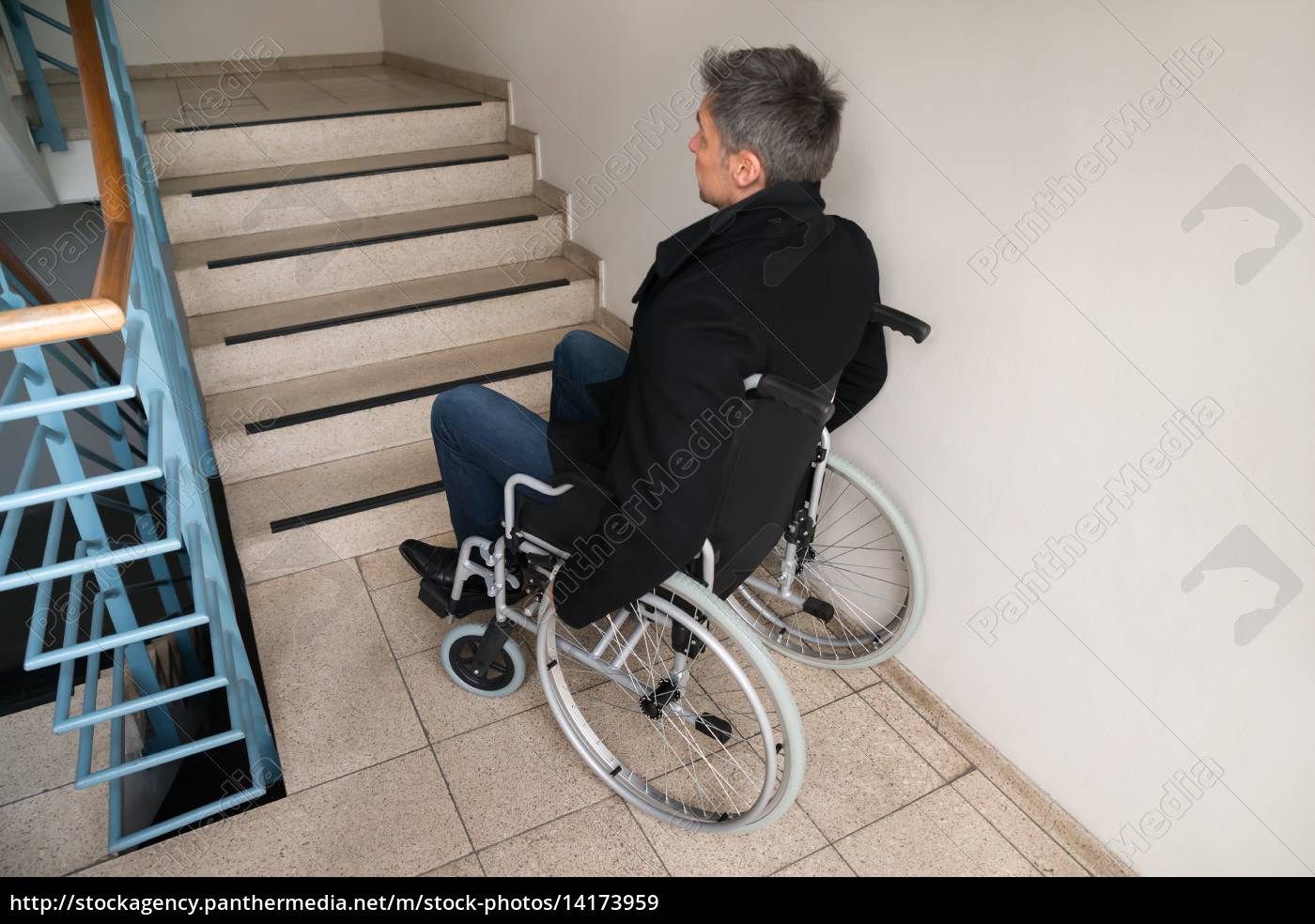 Behinderte Mann Auf Rollstuhl Vor Treppen Stockfoto