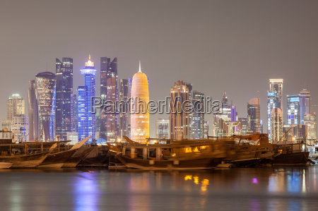 Doha Skyline Der Stadt In Der Nacht Katar Stockfoto