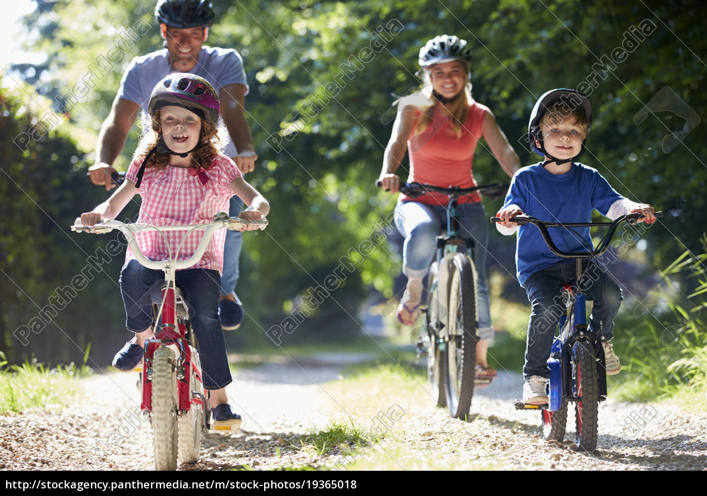 Familie Auf Fahrradtour Auf Dem Land Stockfoto 19365018