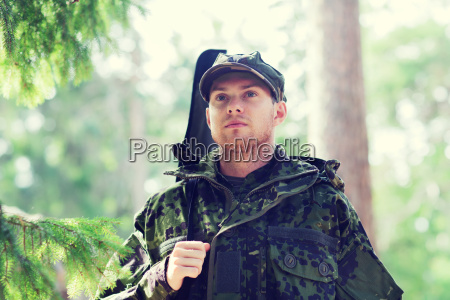 Junger Soldat Oder J Ger Mit Gewehr Im Wald Lizenzfreies Foto