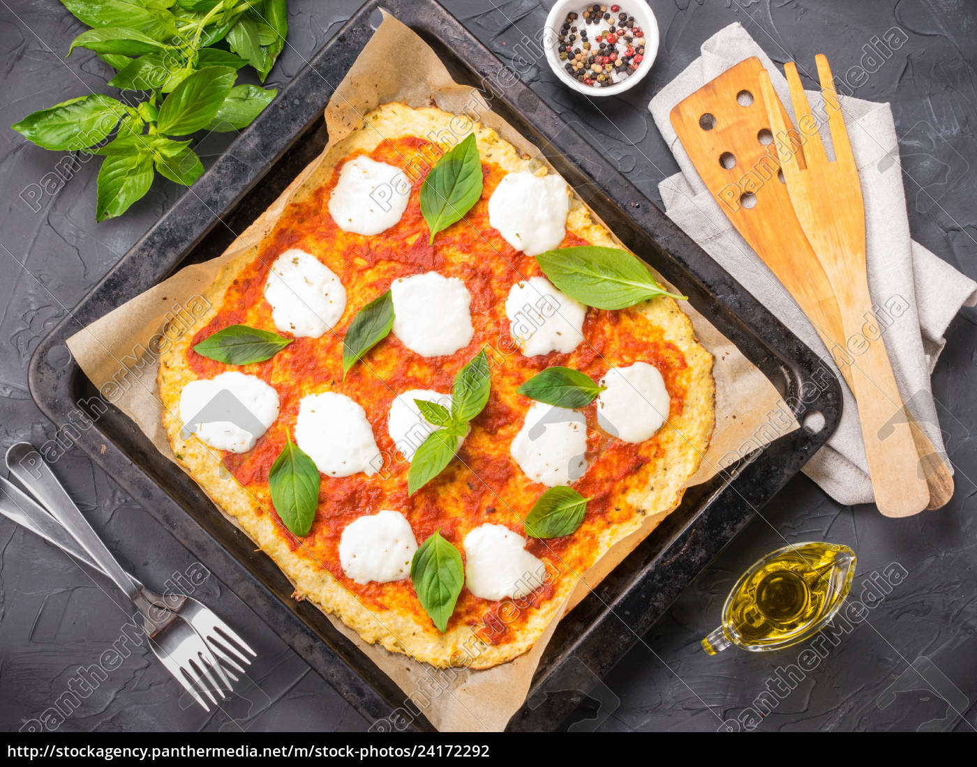 Hausgemachte Blumenkohl Pizza Kruste Mit Mozzarella Lizenzfreies Foto