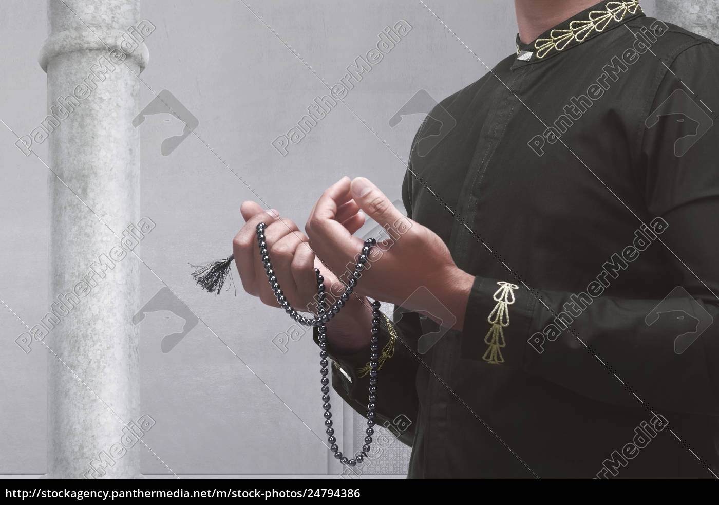 Muslimischer Mann Betet Mit Gebetsperlen Stock Photo