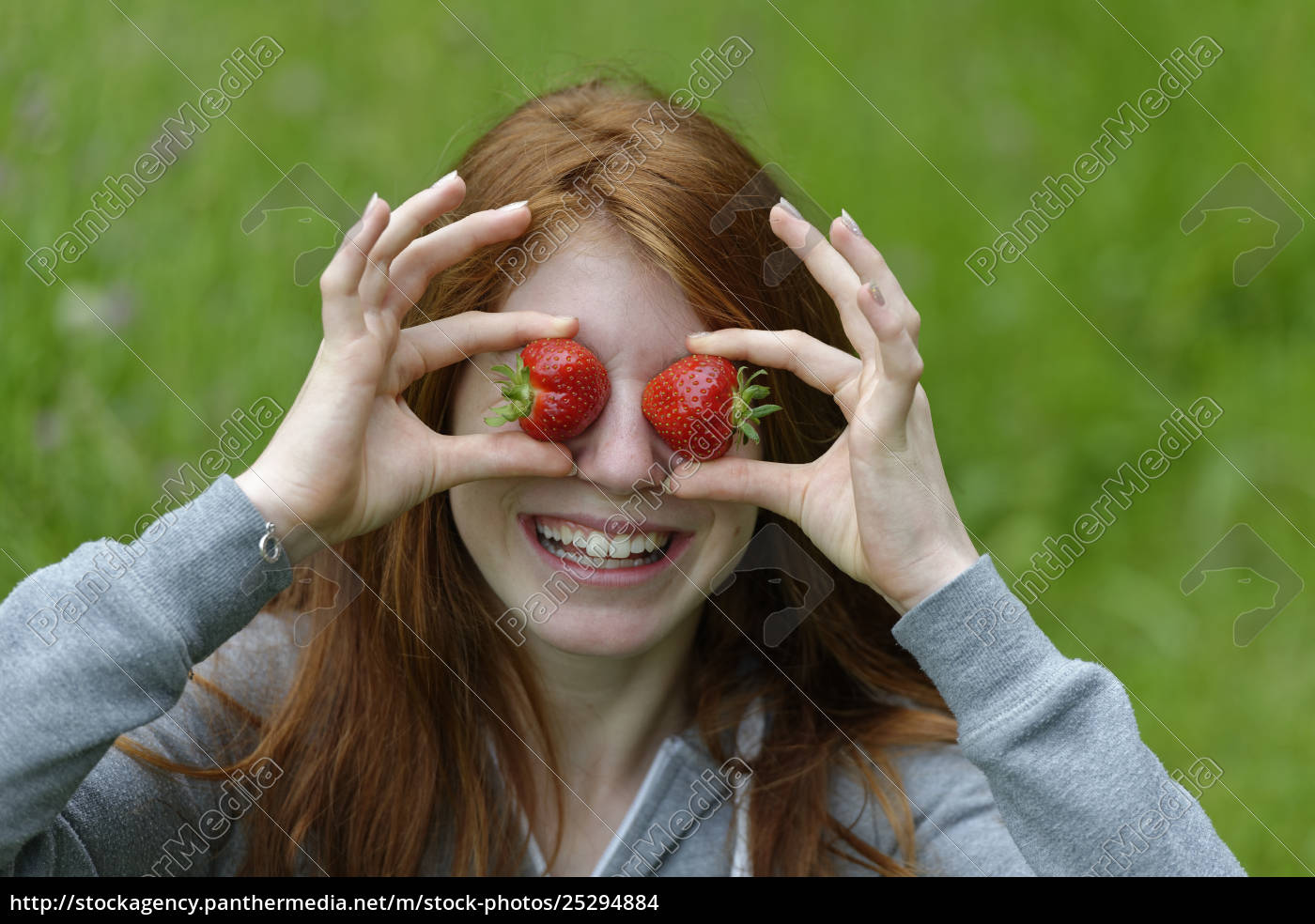 Mädchen Teenager mit Erdbeeren vor den Augen Lizenzfreies Foto