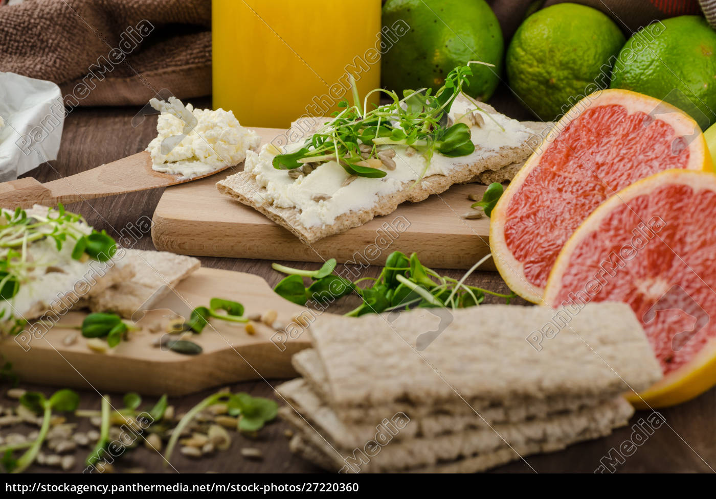 Gesundes Frühstück Knäckebrot mit Bio Frischkäse Lizenzfreies Foto