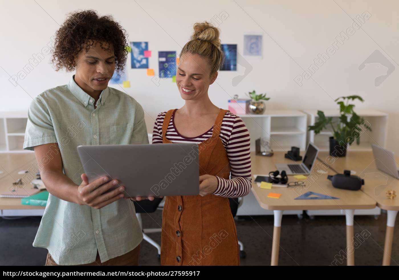 Gesch Ftskollegen Diskutieren Ber Laptop Im B Ro Stockfoto