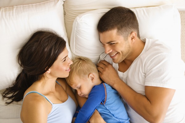 familie im bett