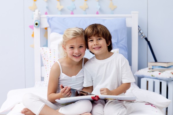 kinder die ein buch im schlafzimmer
