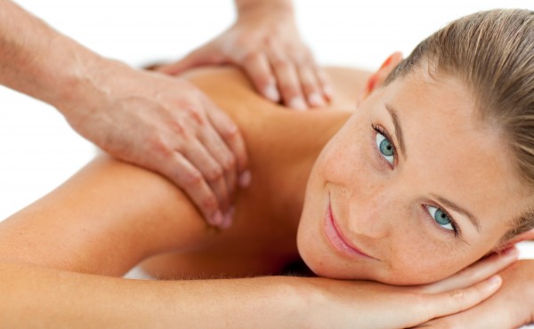 laechelnde frau einer massage