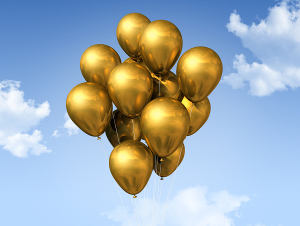 gold ballons auf einem blauen himmel