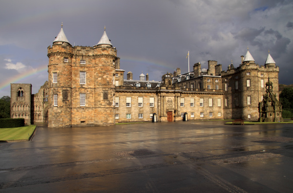 holyrood house und rainbow edinburgh