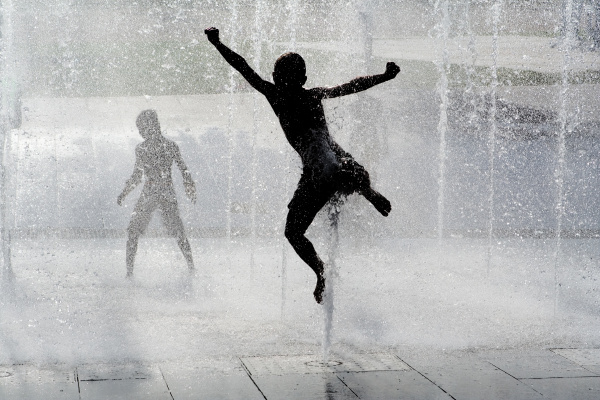 glueckliche nasse sommerkinder die im wasserbrunnen