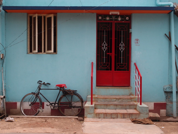 fahrrad vor einem haus in tamil