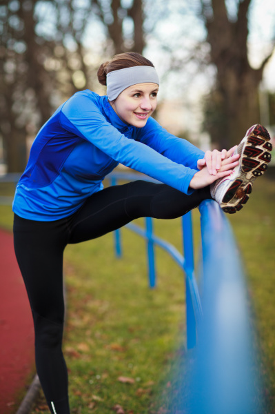 frau gesundheit jogging uebung leichtathletik dehnen
