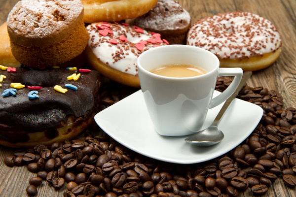 fruehstueck mit kaffee und donuts