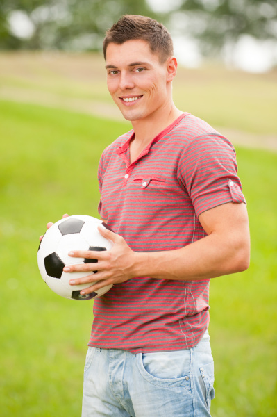 junger mann mit einem fussball