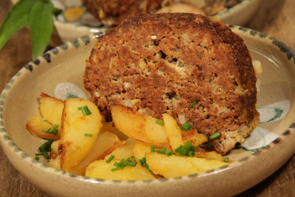 Hackbraten Falscher Hase und kleine Kartoffeln - Stockfoto - #6860109 ...