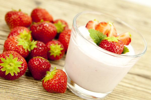 frischer erdbeer joghurt shake mit erdbeeren auf einem - Lizenzfreies ...