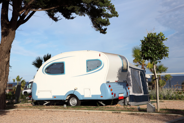 kleiner wohnwagen auf einem campingplatz