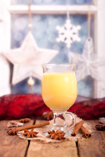 Eierpunsch mit Weihnachtsdekoration - Stockfoto - #8057574 ...