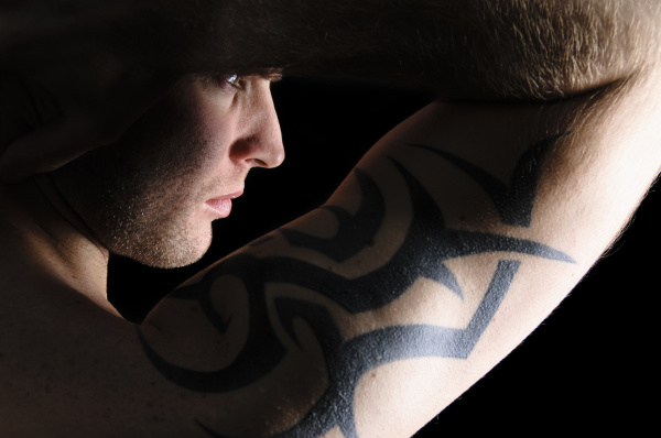 portraet eines mannes mit tattoos auf