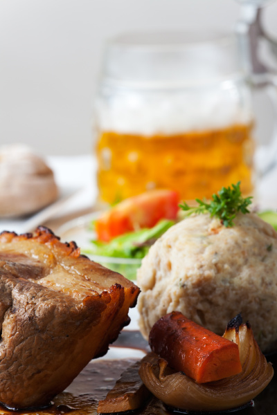 Bayerischer Schweinebraten mit Semmelknödel - Lizenzfreies Foto ...