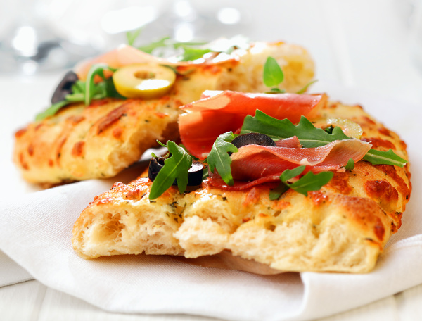 leckeres focaccia-brot mit schinken und rucola - Stock Photo #9103514 ...