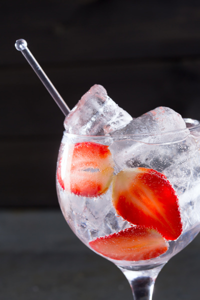 Gin Tonic Cocktail mit Erdbeeren Eis Makro Nahaufnahme - Stock Photo ...