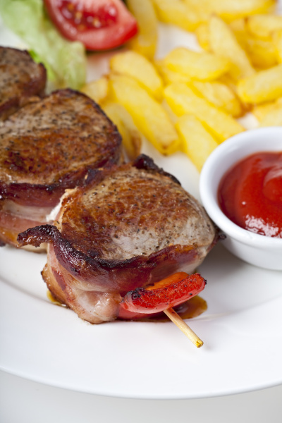 Gegrilltes Schweinefilet mit Pommes frites - Stockfoto #9807558 ...