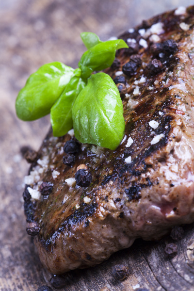 Gegrilltes Steak mit Basilikum Pfeffer und Salz - Stock Photo #9824074 ...