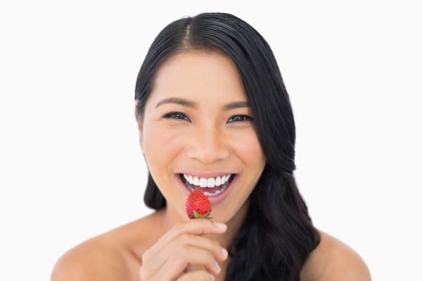 wunderschoene braunhaarige modell essen erdbeere