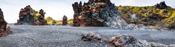 islaendischer strand mit schwarzen lavafelsen halbinsel