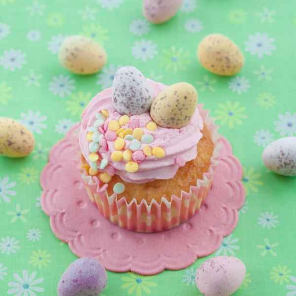 Kleiner Cupcake mit Ostereiern - Stockfoto - #10850358 | Bildagentur ...