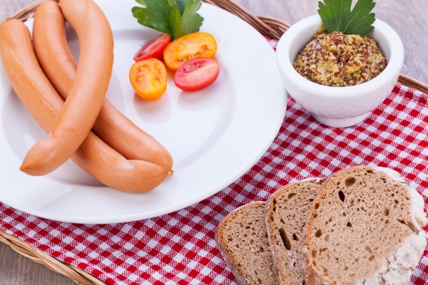 heisse wiener würstchen mit senf und dunklem brot - Lizenzfreies Foto ...