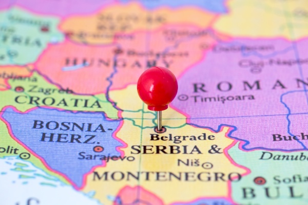 rote druckbolzen auf karte von serbien