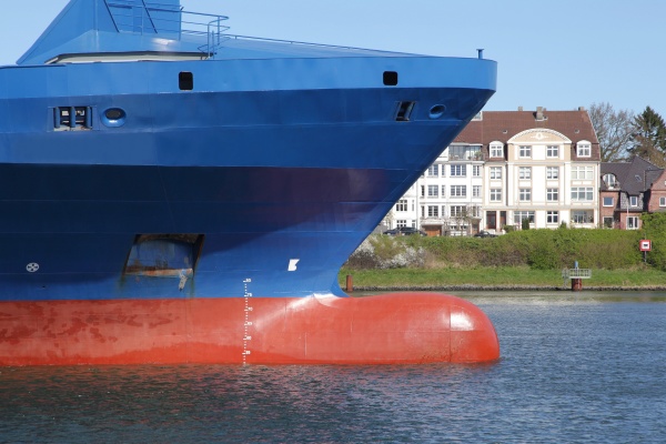 wulstbug eines containerschiffs