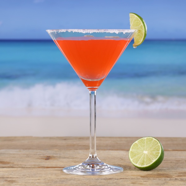 Roter Cocktail Martini Drink am Strand - Lizenzfreies Bild #11935553 ...