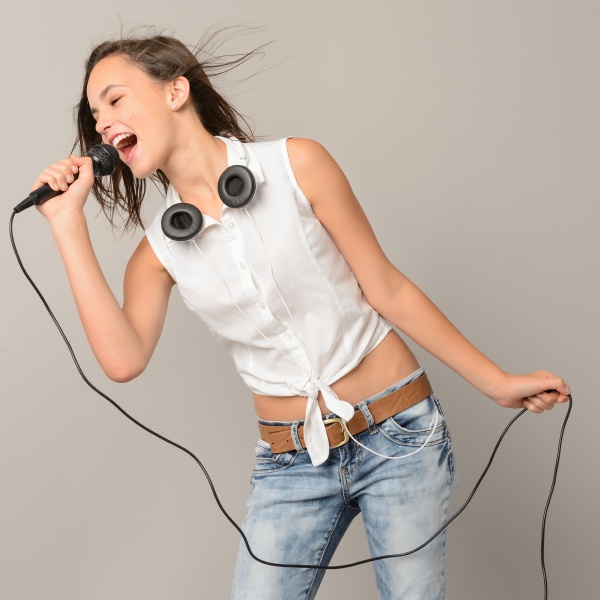 singen teenager maedchen mit mikrofon karaoke