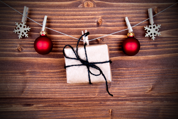 weihnachtsgeschenk und dekoration auf einer linie