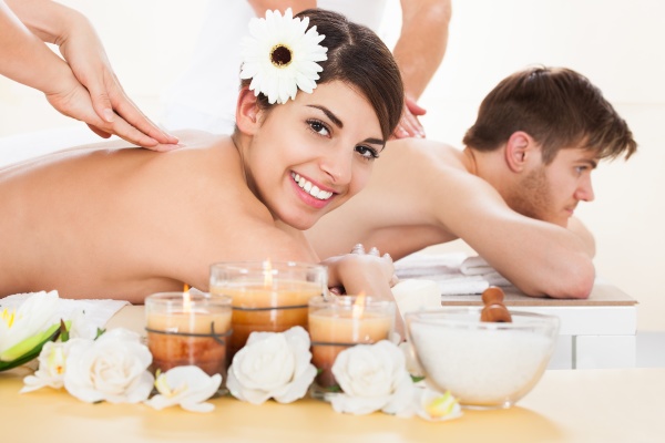 paar empfangen massage im spa