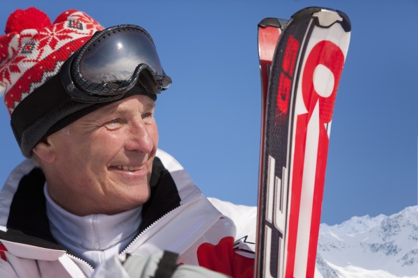 smiling mann holding ski
