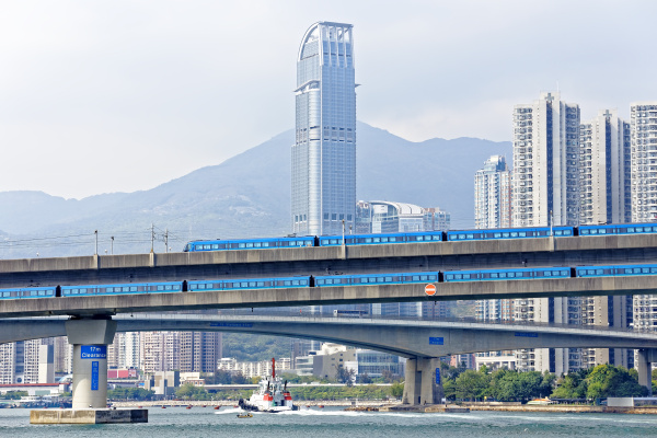 hochgeschwindigkeitszug auf der brücke in hong kong - Lizenzfreies Bild